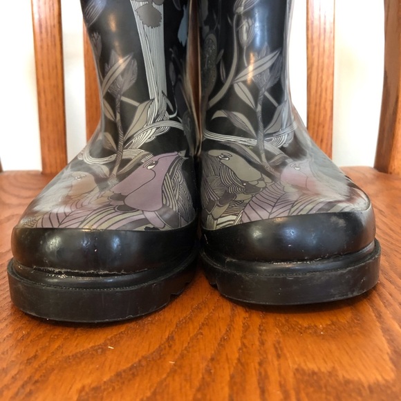 The Sac Waterproof Rain Boots, Black/Grey, Bird & Flower Theme, Size 9 - Picture 7 of 12